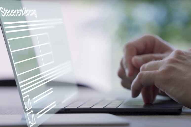 Foto: Hände auf Laptoptastatur